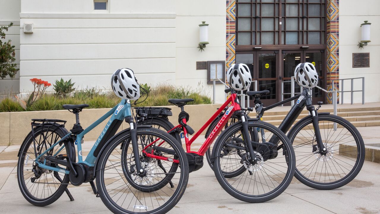 Three Gazelle brand pedal-assist e-bikes with Santa Monica City Hall in the background