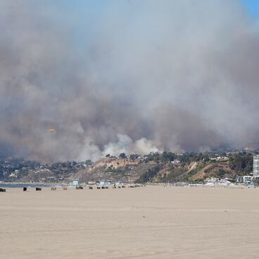 Palisades fire from beach Arizona Ave. 3