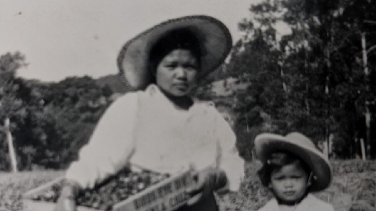 Historic photo of Filipino mother and daughter farmworkers in California